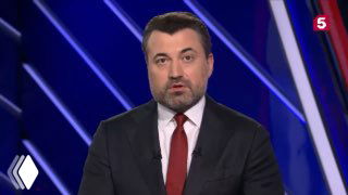 Ведущий в студии телевизионного репортажа на фоне синего оформления канала 5 — кадр из сюжета о проблемах легализации рынка нянь и ответственности при подборе персонала.