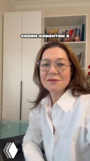 Портрет Светланы Тошич в белой рубашке и очках в офисе на фоне полки с книгами; вверху видна текстовая накладка, связанная с клиентами агентства.