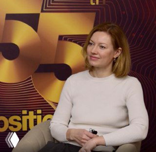 Светлана Кончакова на панели: портрет спикера в светлом свитере, сидит в кресле на фоне оформления мероприятия с крупной графикой «55», обсуждая тренды.