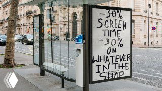 Уличная рекламная панель с надписью «-30% SCREEN TIME», визуальная иллюстрация акции бренда на Парижской неделе моды о скидках за сокращение времени у экрана.