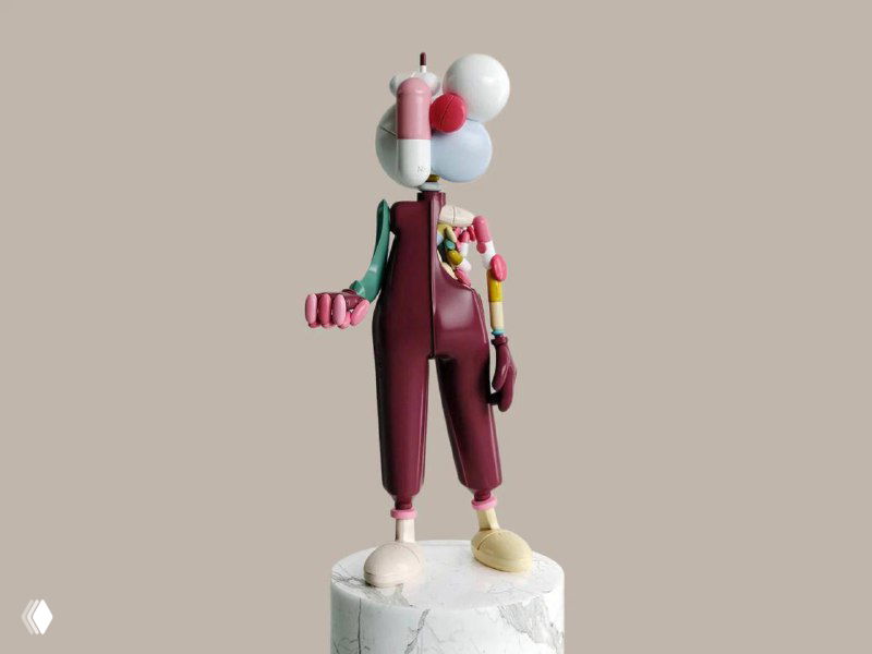 Скульптурная фигура в бордово-розовой гамме с аксессуарами и объемными элементами, стоящая на постаменте — возможный маскот Pillman.