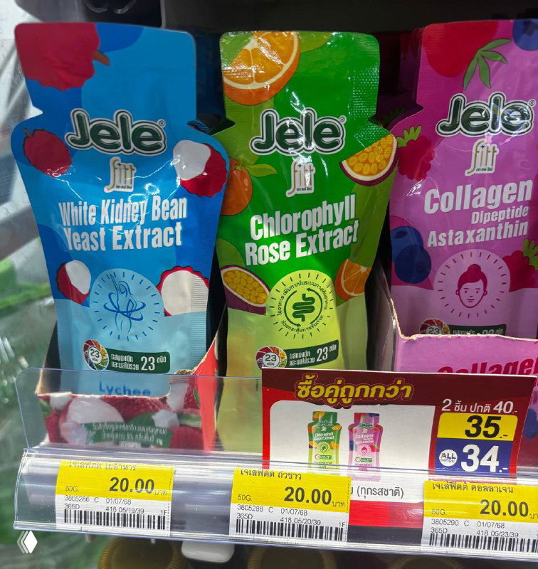 Фото трёх ярких пакетиков Jele с надписями 'White Kidney Bean', 'Chlorophyll Rose Extract' и 'Collagen Astaxanthin' на полке магазина.