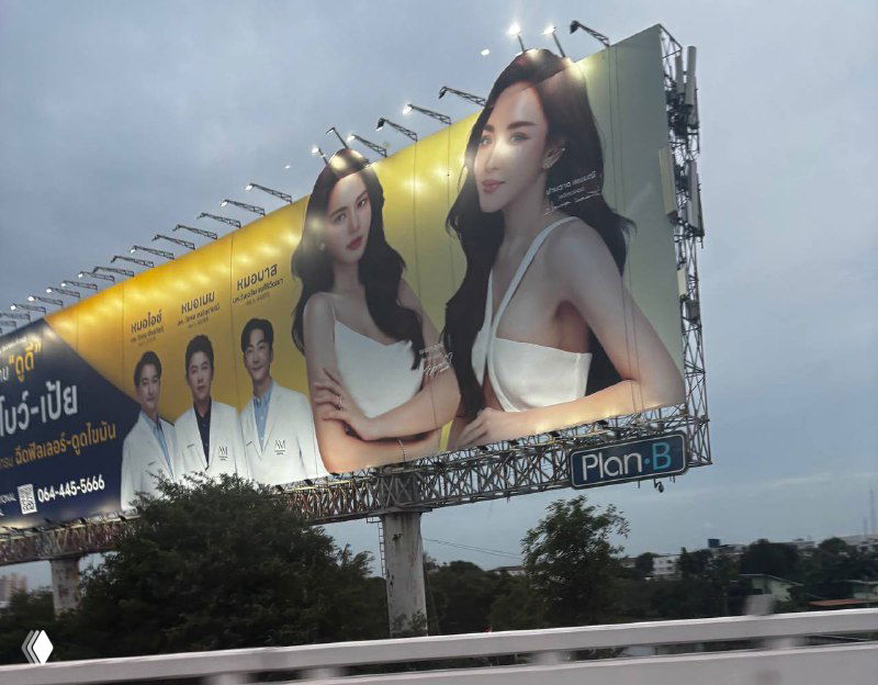 Рекламный билборд тайской клиники пластической хирургии с фамилиями и фото врачей и моделей — пример создания доверия.