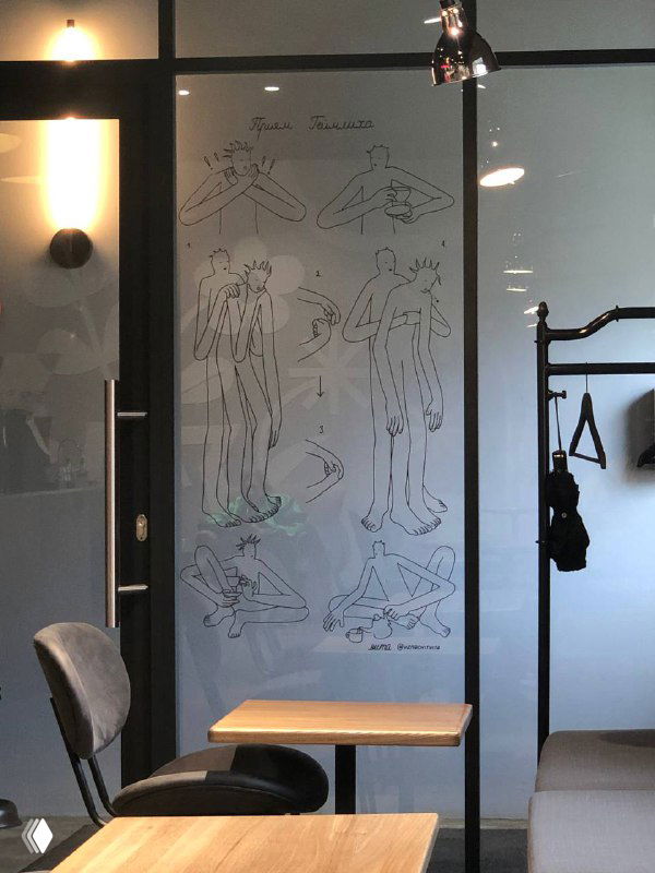 Стиллизованный рисунок приёма Геймлиха на стене кофейни — графическая инструкция, размещённая в интерьере заведения.