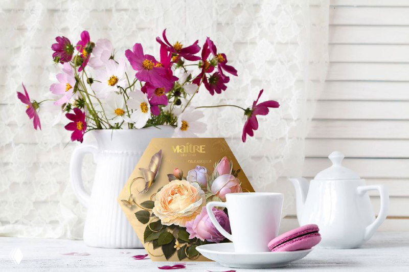 Стилизованная сцена: чайный сервиз, макаруны и букет цветов на светлом фоне; визуальный материал от агентства «555brand».