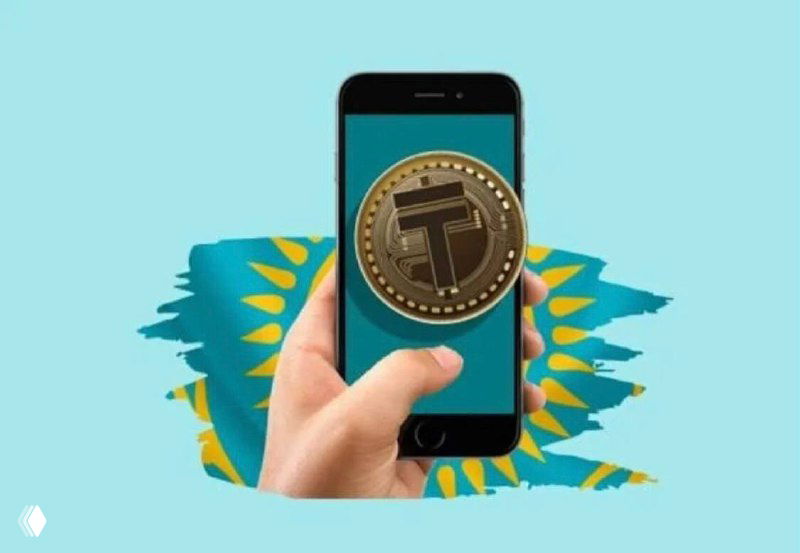 Рука держит смартфон с виртуальной монетой «T» на экране, бирюзовый абстрактный фон; иллюстрация к будущим платежам.