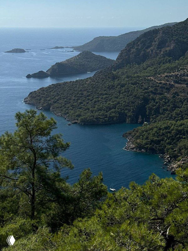 Панорамный вид с перевала на морские бухты и островки, бирюзовая вода и крутые зеленые склоны — масштабный морской пейзаж Ликийки.