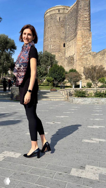 Вид на Девичью башню рядом с прогулочной зоной, Виктория на переднем плане, старинная крепостная архитектура и открытое небо