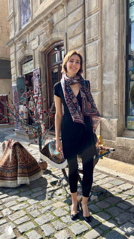 Витрина с коврами и сувенирами в старом районе Баку, уличная торговля и яркие текстильные изделия на фоне архитектуры