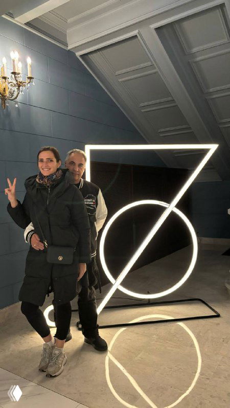 Автор и сопровождающий в фойе рядом с инсталляцией логотипа Театра на Бронной, фотография после спектакля на фоне декора