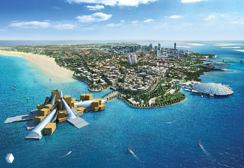 Общий вид на набережную и прибрежные зоны Saadiyat: пляжи, зелёные зоны и низкоэтажная застройка в контексте морской акватории и ясного неба.