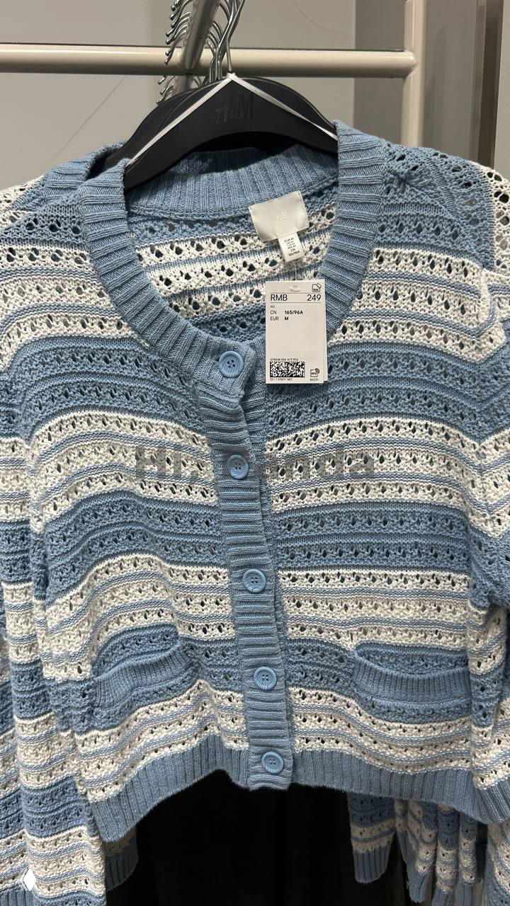 Голубой вязаный кардиган H&M на плечиках с биркой RMB 249, чёткая текстура вязки и элементы выкладки в магазине Mangrove Tree Sanya.
