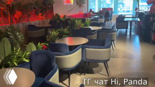 Интерьер ресторана Poco Loko — вид на зал с мягкими креслами, зелёными растениями и аккуратными столами; атмосферный обзор пространства.