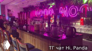 Барная зона на третьем этаже ресторана Poco Loko с неоновым оформлением, стойкой и барными стульями — атмосфера вечера в кадре.