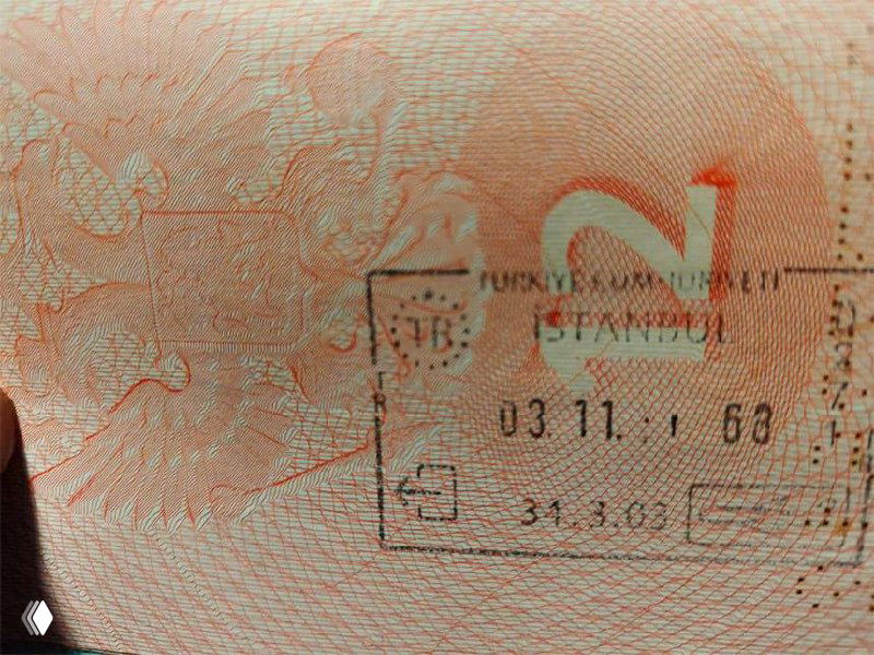 Фотография крупным планом турецкого штампа в загранпаспорте: штамп размыт и год на нём плохо различим, что могло вызвать отказ во въезде.