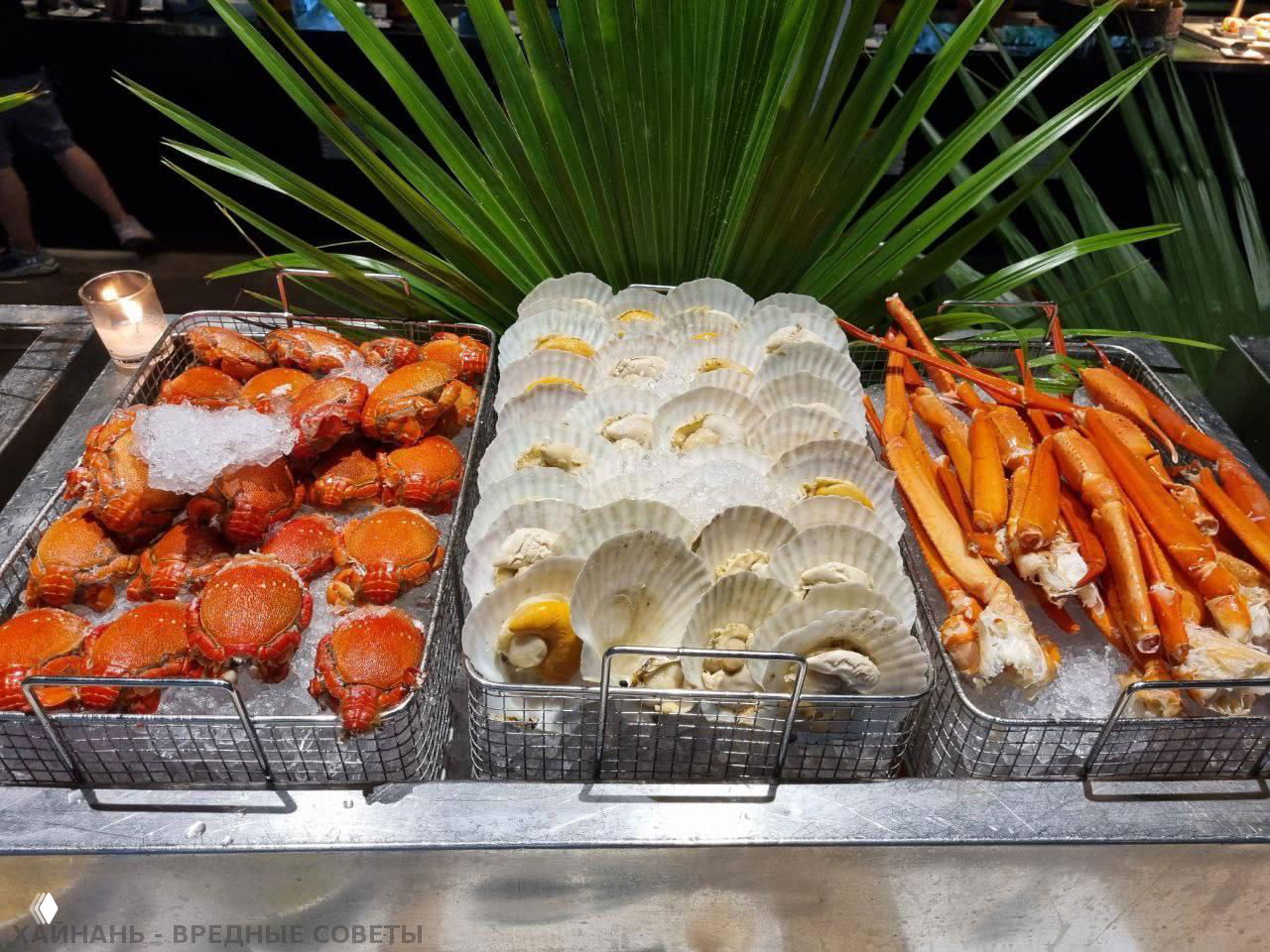 Корзины со свежими варёными и охлаждёнными крабами, гребешками и длинными крабовыми клешнями на льду — ключевая морепродуктовая станция BBQ-ужина в Pullman Oceanview Sanya Bay Resort.