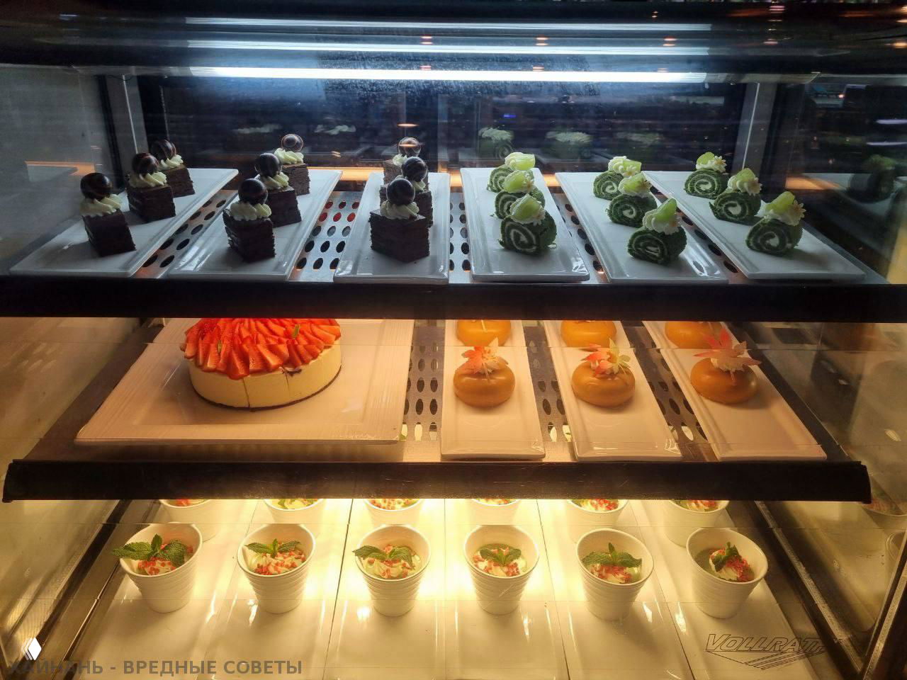 Полка с разнообразными мини-десертами и порционными сладостями в холодильной секции шведского стола, аккуратно разложенные порции и оформление в Pullman Oceanview Sanya Bay Resort.