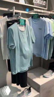 Вешалка с летними футболками и кроссовками внутри магазина 361 в Санье — показан ассортимент повседневной одежды и ценники.