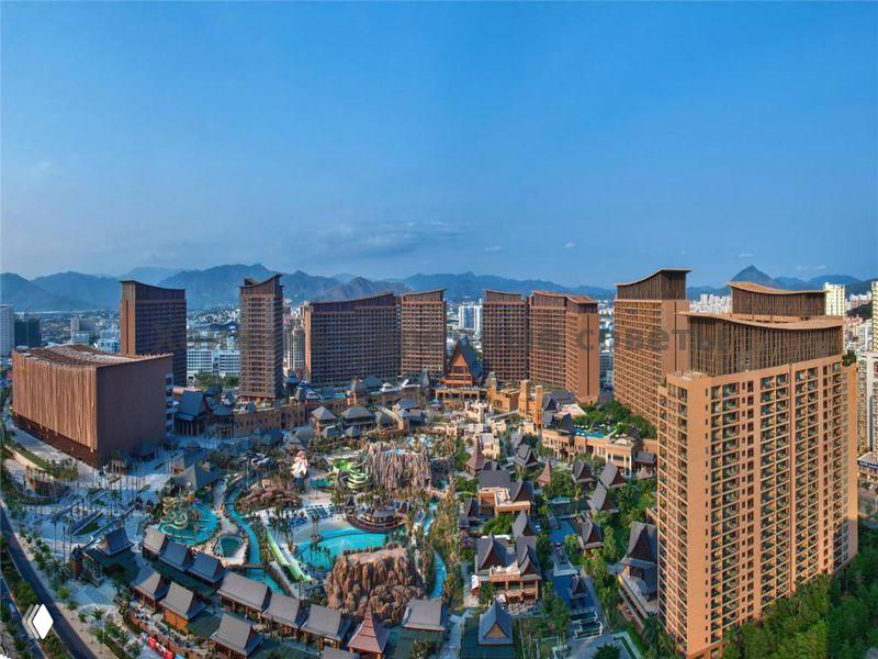 Панорамный вид курортного комплекса Mangrove Tree в Санья: многоэтажные отели, бассейны и торговая зона рядом с побережьем.