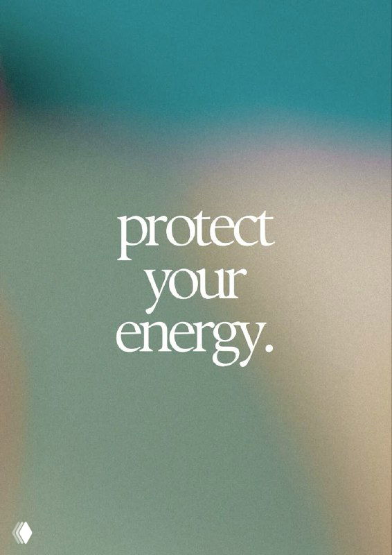 Минималистичная графика с фразой «protect your energy» на размытом пастельном фоне, мотиватор о защите внутреннего ресурса и внимании к энергии.