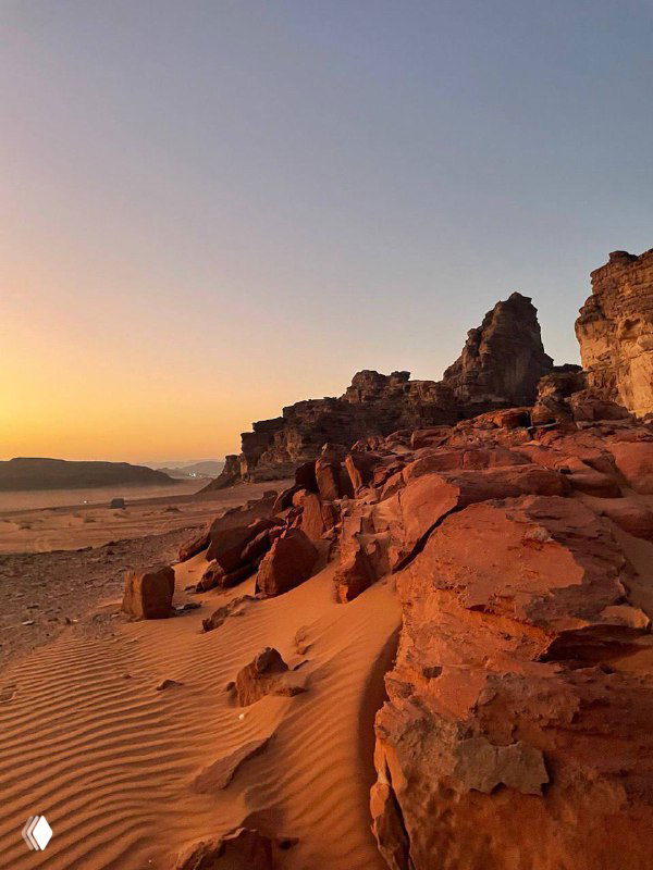 Красные песчаные дюны Вади Рам на фоне вечернего неба: ветровые формы песка и контрастные скальные выступы в пустыне.
