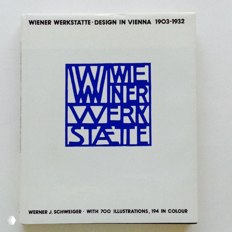 Снимок белой книги о Wiener Werkstätte с синим геометрическим логотипом и названием, издание посвящено дизайну в Вене 1903–1932 годов.