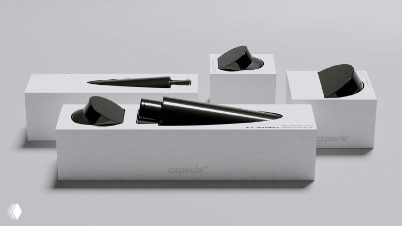 Белые коробки и чёрные тюбики серии Capsule, расположенные как бы парящими над светло‑серой поверхностью; минималистичная упаковка с ощущением невесомости.
