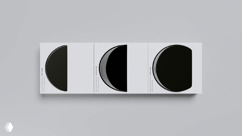 Три карточки/элемента минималистичной упаковки с чёрными полукругами на белом фоне; графический приём в оформлении серии Capsule.