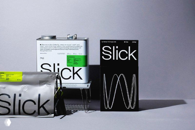 Студийная фотография упаковки кофе Slick: металлическая канистра, пакет и черная коробка на нейтральном фоне, акцент на контрасте чёрного и хрома.