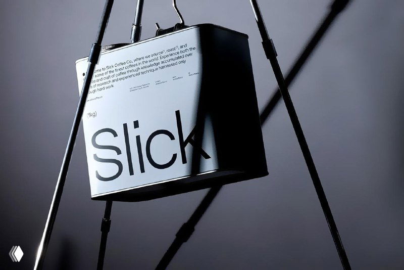 Подвешенная металлическая канистра Slick в студийном освещении: сочетание хромированных поверхностей и строгой типографики бренда.
