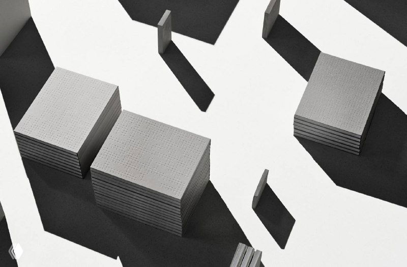 Композиция из квадратных модулей и отливок на светлом фоне: графичная демонстрация повторяющихся форм и фактуры бетонных блоков.