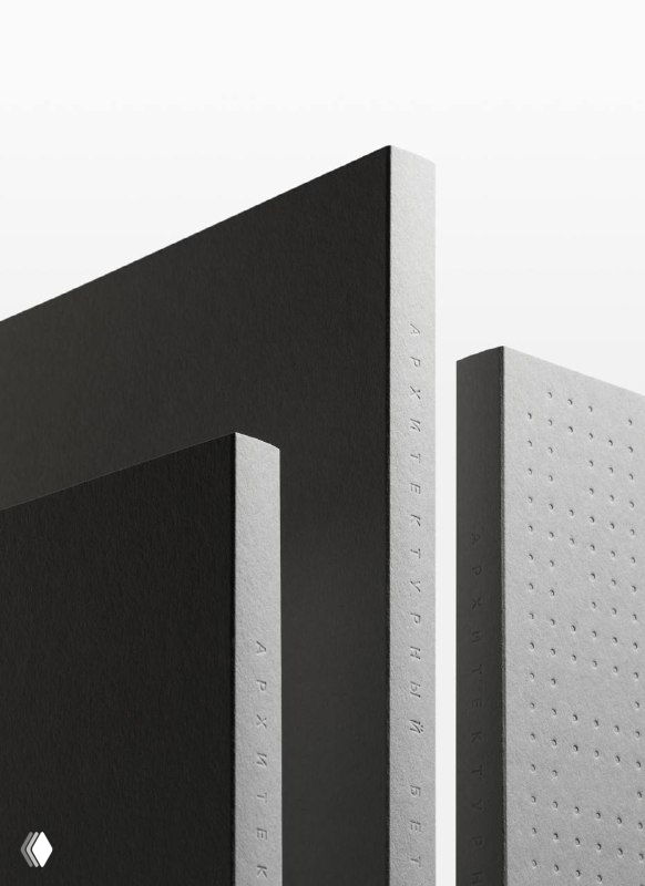 Крупный план среза брошюры и плотных страниц: контрастные тёмная и светлая обложки, видна текстура и толщина блока издания.