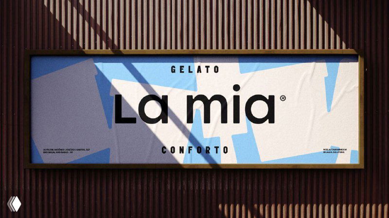 Наружная панель с логотипом La Mia и абстрактными голубыми элементами: пример брендовой вывески и графического решения для фасада.
