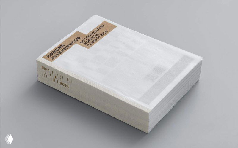 Перспективный вид закрытого каталога «Ritornello» на нейтральном фоне: белая обложка, тонкая полупрозрачная бумага и аккуратная брошюровка дипломной работы дизайнера