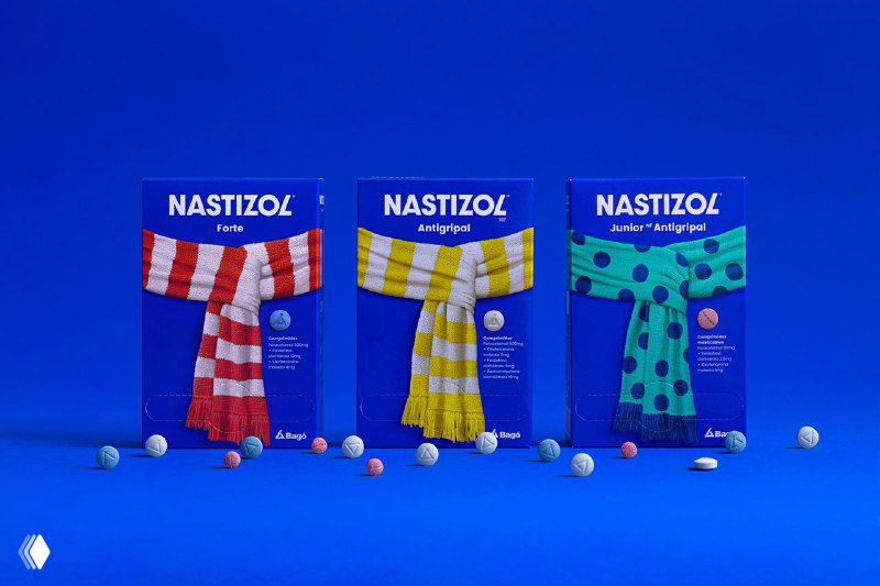 Три коробки препарата Nastizol на ярком синем фоне: минималистичные упаковки с графическими шарфами и рассыпанными таблетками вокруг.