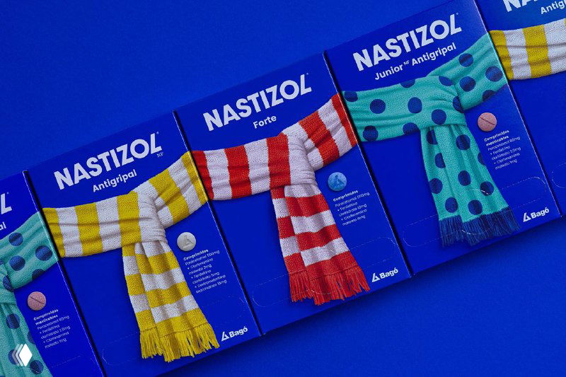 Ряд коробок Nastizol в единой серии: повторяющийся дизайн с шарфами, построение в ряд на синем фоне демонстрирует серию упаковок.