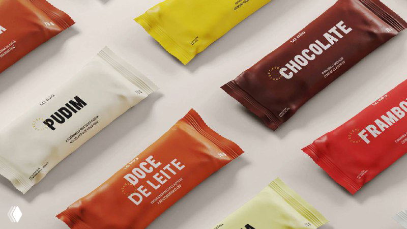 Упаковки-перекусники и стикеры с названиями вкусов: аккуратно оформленные обёртки разного цвета, демонстрирующие систему маркировки бренда.