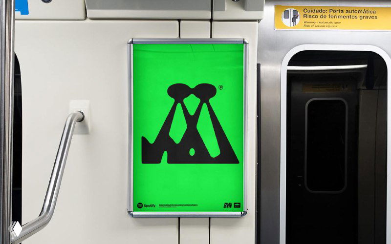 Неоново‑зелёный постер с графическим символом BVN в вагоне метро — адаптивная наружная реклама и применение фирменного визуального языка в урбанистическом контексте.