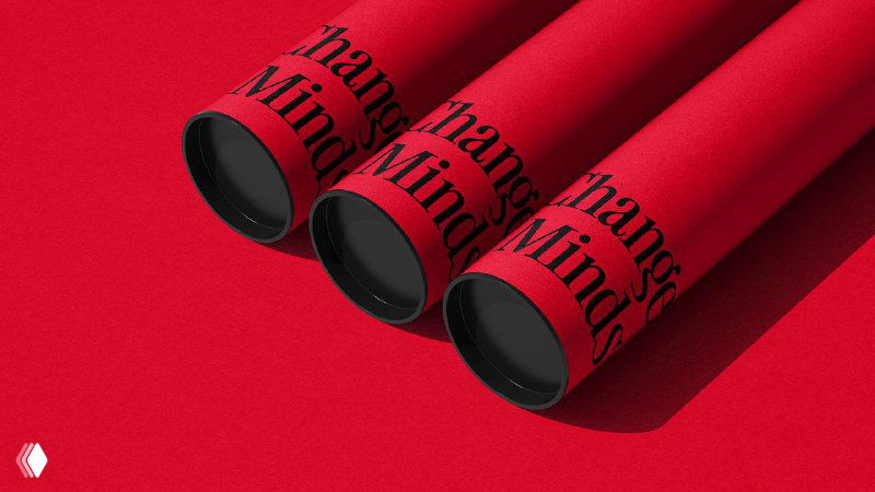 Три цилиндрических тубуса на красном фоне с черной печатью — элемент фирменной упаковки, часть визуальной системы бренда.