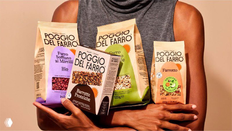 Фотография человека, держащего несколько пакетов Poggio del Farro разного формата; видно разнообразие упаковок и яркие цветовые решения бренда.