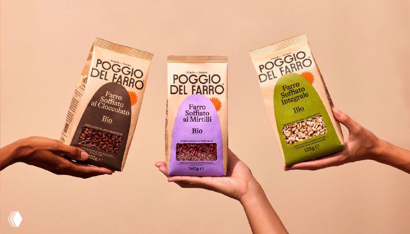 Руки нескольких людей держат по одному пакету Poggio del Farro на нейтральном фоне — фокус на этикетках, текстурах и цветовой палитре продукта.