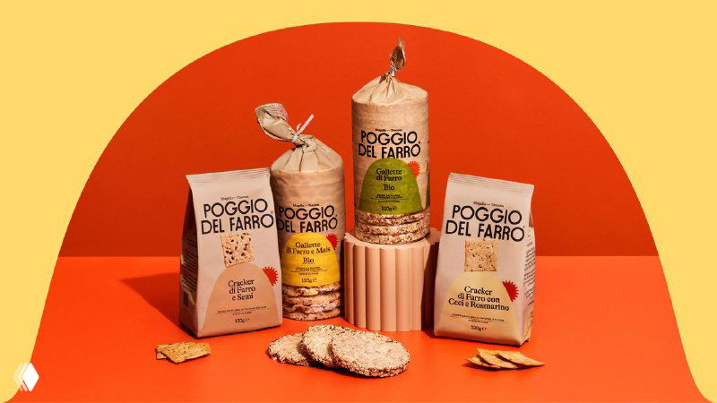 Студийная композиция упаковок Poggio del Farro на оранжевом фоне с круглым мотивом; набор продуктов и фирменная стилистика в кадре.