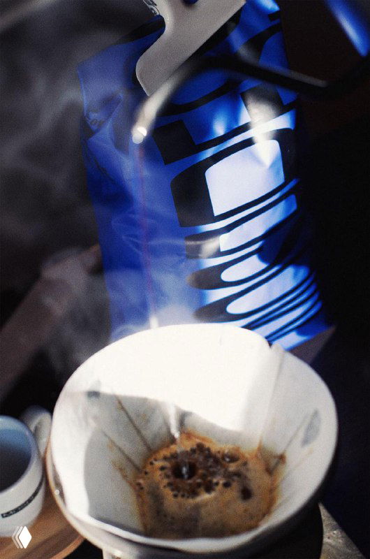 Фильтр-кофе в чашке с паром на фоне упаковки Mospresso; фотография показывает использование продукта, масштаб упаковки и атмосферу подачи кофе.