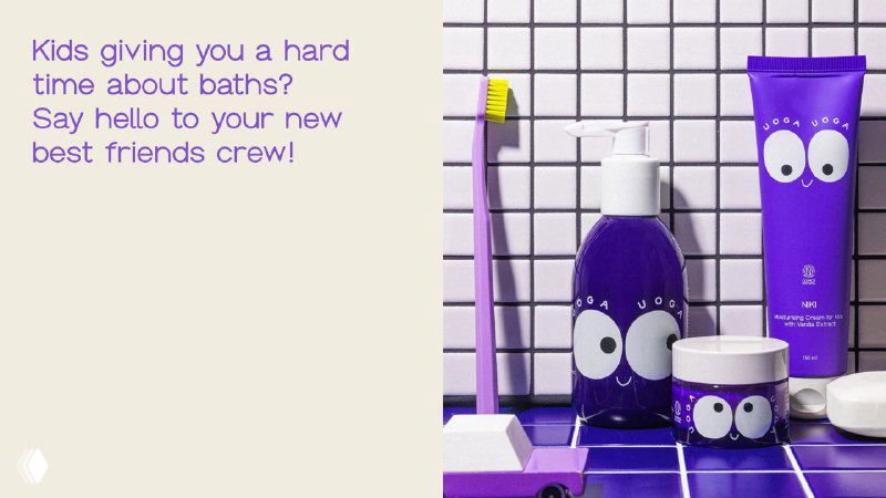 Набор детской косметики Uoga Uoga: флакон с дозатором, тюбик и баночка с глазами на фоне решётчатой плитки и детской зубной щётки.