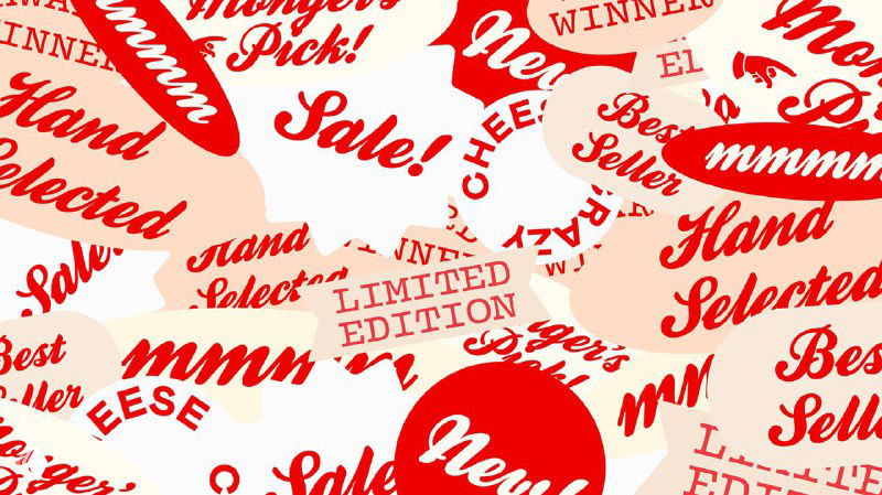 Разбросанные брендовые стикеры и ярлыки ребрендинга на бежевом фоне с повторяющимися надписями, создающие паттерн в фирменной палитре.