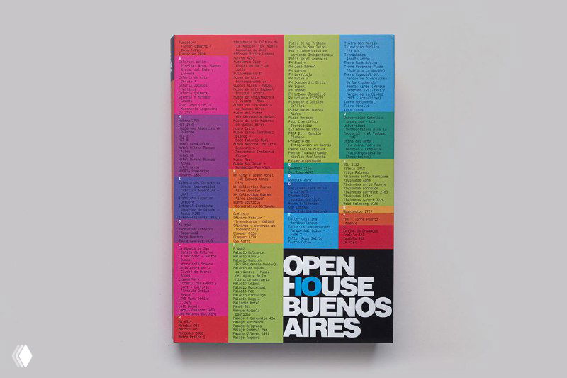 Обложка книги Open House Buenos Aires с вертикальной сеткой ярких цветных блоков и контрастным чёрным блоком с логотипом и заголовком.