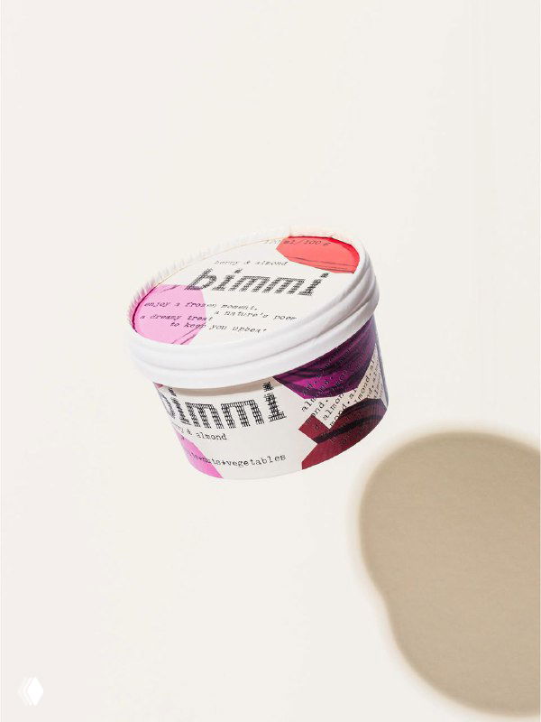 Один пластиковый контейнер Bimmi на светлом фоне с яркой цветной этикеткой и мягкой тенью, крупный план логотипа и фактуры наклейки, минималистичная композиция.