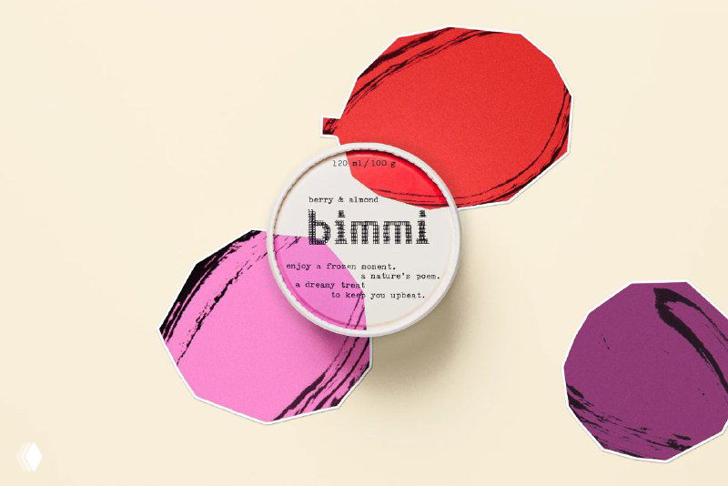 Крышки и вырезанные вручную цветные формы рядом с открытой баночкой Bimmi, композиция подчёркивает ручную работу иллюстраций и технику коллажа при создании графики.