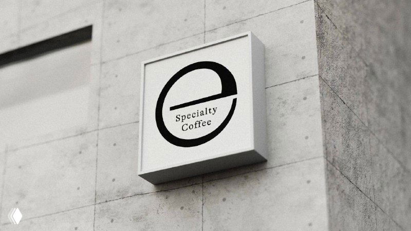 Вывеска с логотипом в форме круга Энсо на городской бетонной стене: чёткий монохромный знак, подчёркивающий минимализм бренда и символику круга.