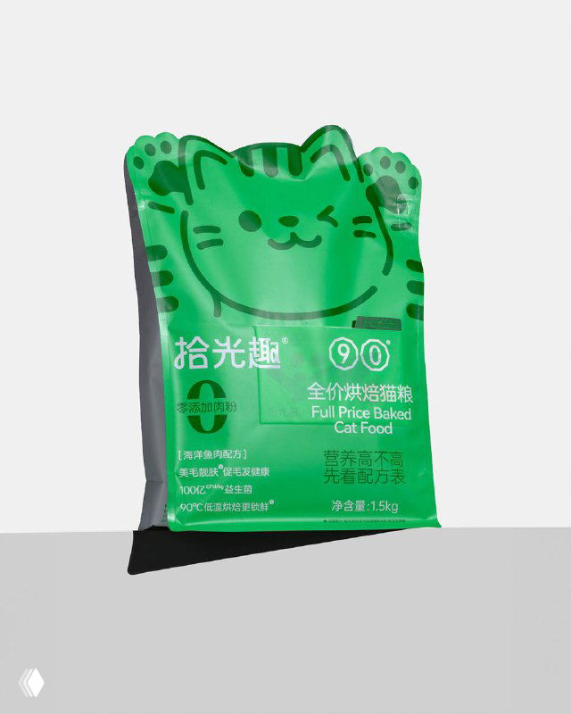 Фронтальный план зелёного пакета кошачьего корма в форме кота с улыбающимся лицом, виден принт и минимальная тень
